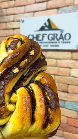 BABKA COM NUTELLA E LÂMINAS DE AMÊNDOAS