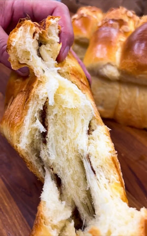 BRIOCHE FRANCÊS COM GOTAS DE CHOCOLATE AO LEITE